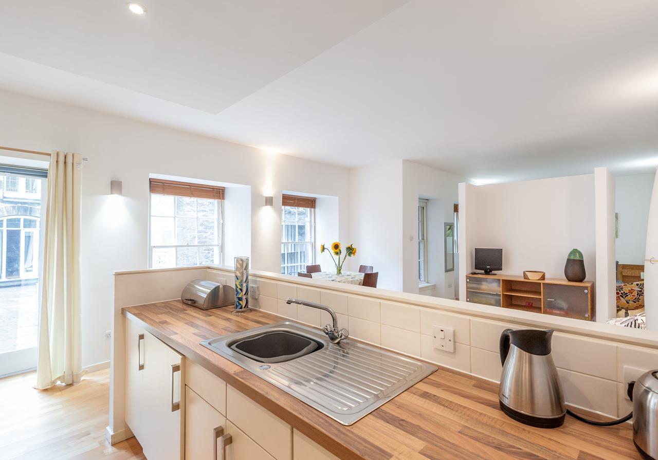 The Edmonstone'S Close Residence Edinburgh Exterior photo